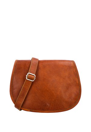 Hnedá kožená taška cez rameno s nastaviteľným remienkom a striebornou prackou, hladkým povrchom, zaobleným spodkom a viditeľným prešívaním pozdĺž okrajov.