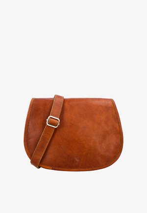 Rjava usnjena torbica čez ramo z nastavljivim paščkom in srebrno zaponko, gladke teksture, zaobljenim dnom in vidnim šivom ob robovih.