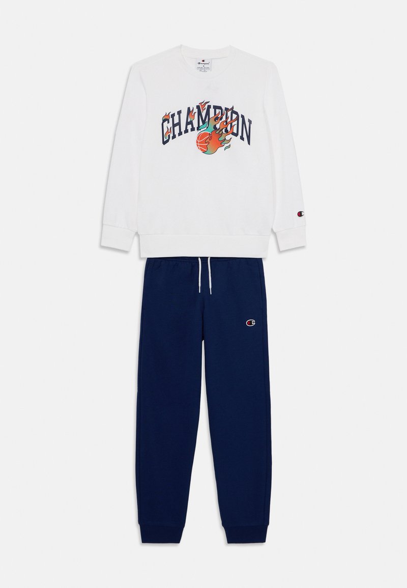 Sweatshirt branco com gráfico colorido "Champion" e design de basquetebol, emparelhado com calças de treino azul-marinho com um pequeno logo.