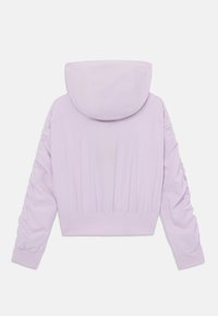 Sudadera corta de color lila con capucha, mangas fruncidas y puños acanalados. Tejido suave con un corte relajado y cinturilla fruncida.