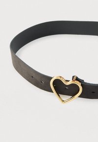 Cinto de couro preto com fivela dourada em forma de coração, textura lisa e vários orifícios de ajuste ao longo da correia.