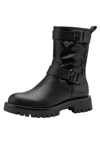 Botines negros con un acabado de cuero brillante, parte superior texturizada negra, dos correas negras ajustables y una suela de goma resistente.