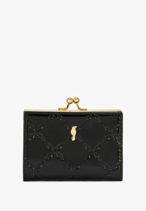 Czarny portfel z lakierowanej skóry syntetycznej, z zapięciem w złotym odcieniu, z wytłoczonym wzorem oraz detalem logo z przodu. Kompaktowy, prostokątny design.