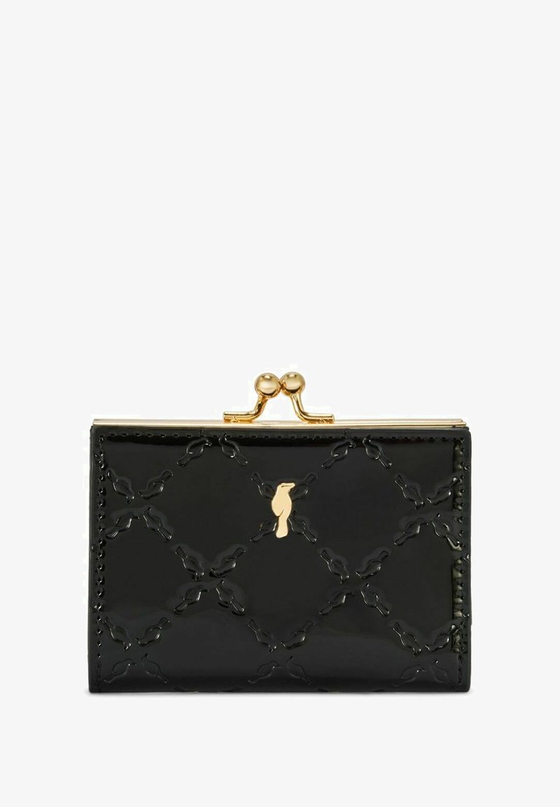 Czarny portfel z lakierowanej skóry syntetycznej, z zapięciem w złotym odcieniu, z wytłoczonym wzorem oraz detalem logo z przodu. Kompaktowy, prostokątny design.