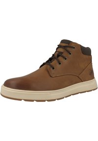 Braune Leder-Mid-Top-Schuhe mit glatter Textur, runder Zehenpartie und kontrastierender beiger Gummisohle. Mit dunklen Schnürsenkeln und Ösen.