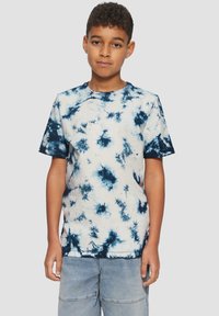 Kurzarm-Cotton-T-Shirt mit einem blauen Batikmuster auf hellem Hintergrund, runder Halsauschnitt und lockerer Passform.