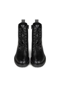 Bottes noires en cuir à la cheville avec un motif reptilien texturé. Elles présentent un design à lacets, une fermeture éclair sur le côté et une semelle en caoutchouc épaisse.
