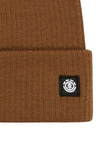 Beanie in maglia marrone con texture a coste, caratterizzato da un'etichetta quadrata nera con un logo bianco. Design semplice per calore e stile.