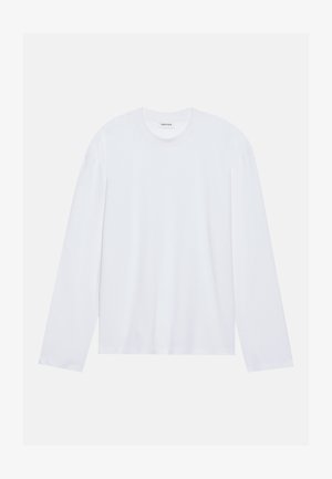 Camiseta blanca de manga larga hecha de algodón. Presenta un clásico escote redondo y costuras de hombro caídas, con una textura lisa y uniforme.