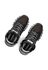 Zwarte en bruine hoge sneakers van gestructureerd leer, met contrasterende stiksels en stevige rubberen zolen, voorzien van witte veters en merklogo's op de tongen.
