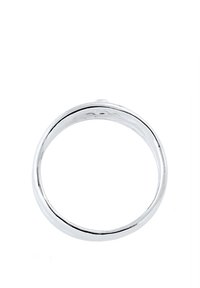 Sølv metalring med en glat, poleret overflade; cirkulær form; har en tynd sort linje nær kanten for kontrast.