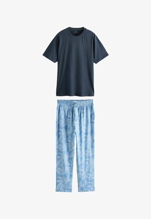 Tamsiai mėlynas trumpomis rankovėmis marškinėliai su apvalia apykakle, derinami su šviesiai mėlynomis kelnėmis su raišteliais ir balto lapų raštu.