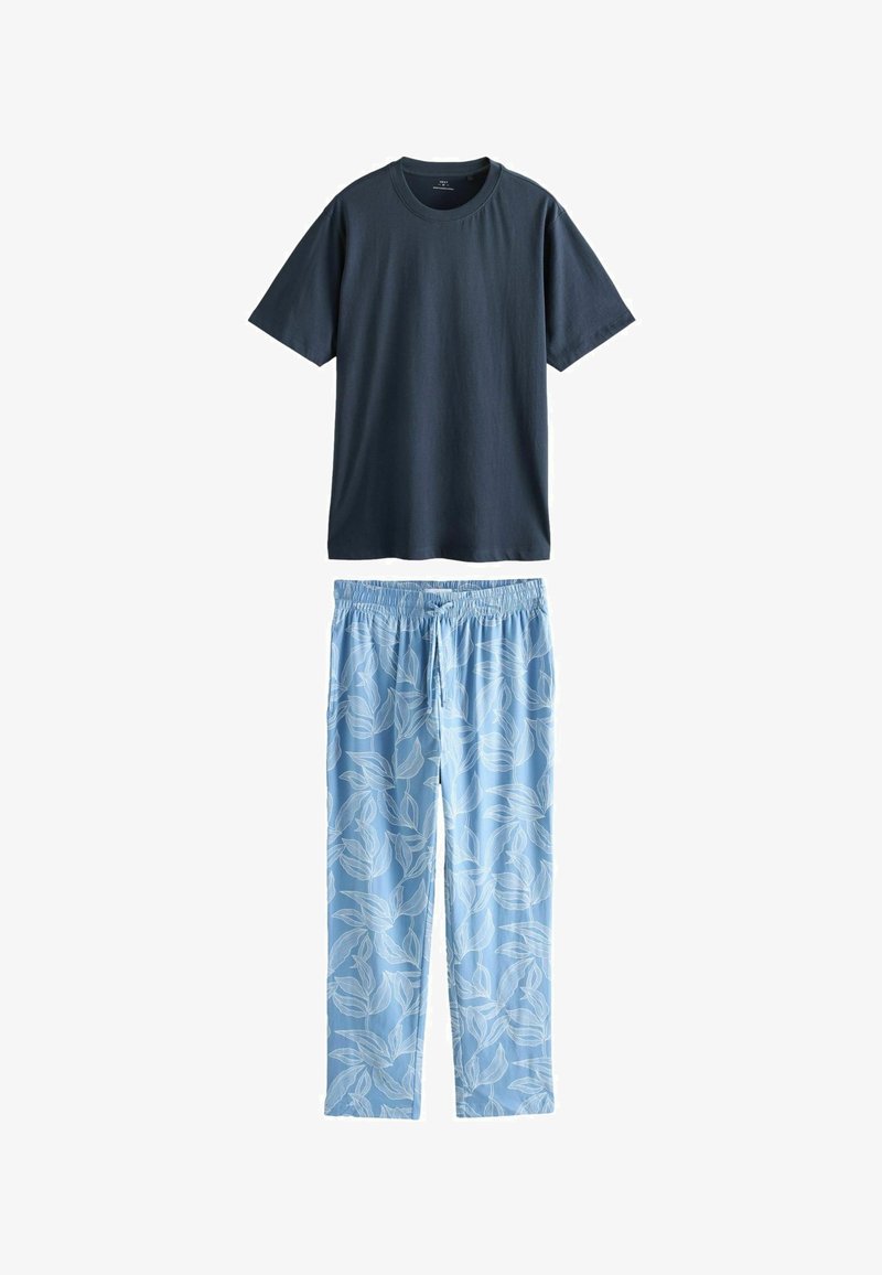 Krótki rękaw, granatowy t-shirt z okrągłym dekoltem, zestawiony z jasnoniebieskimi spodniami na sznurku z białym wzorem liści.