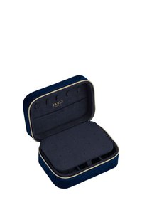 Laatikko koruille, jonka materiaalina on tummansininen sametti ja jossa on kultainen vetoketju. Sisällä on koukkuja, pehmustettuja sormuskoloja ja kultaisella painettuna "FABLE England" laatikon kannessa.