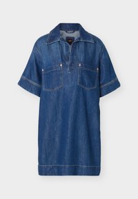 Robe en jean foncé à manches courtes, longueur jusqu'aux genoux, avec deux poches poitrine, un col et une patte de boutonnage partielle à l'avant.