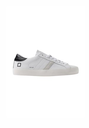 Des baskets en cuir blanc avec des accents gris, dotées d'un talon et d'un logo noirs. Le design comprend une partie avant à lacets plats et une semelle texturée.
