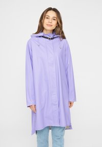 Ljuslila regnklänning med huva, utrustad med en framzipper, tryckknappar och två sidofickor. Slät, vattentät material, knälång design.