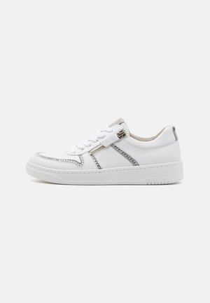 Witte leren sneakers met zilveren accenten, gladde textuur, vetersluiting, decoratieve stiksel en een rubberen zool. Neutraal ontwerp.