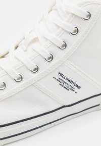 Pier One UNISEX - Kõrge servaga tossud - white