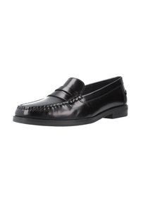 Zwarte leren loafers met een gestikt patroon, een zachte textuur en een platte rubberen zool. Bevat een decoratieve band over de voorkant.