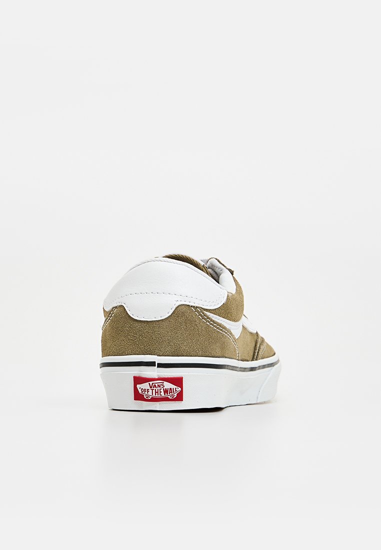 Grüne Wildledersneaker mit weißen Lederakzenten, schwarzem Streifen und rotem Logosticker. Niedrig geschnittenes Design mit abgerundeter Zehenpartie und gepolstertem Kragen.