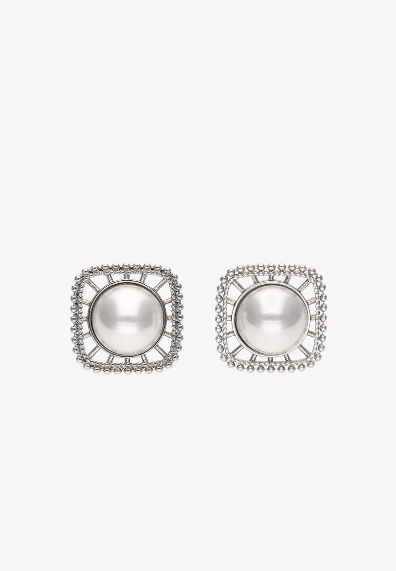 Orecchini a bottone in argento con grandi perle bianche rotonde, incastonate in cornici quadrate decorate da perline con raggi d'argento che si irradiano.