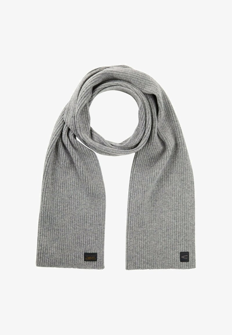 Écharpe grise à côtes en matériau doux. Présente une texture prononcée et se termine par un petit patch logo noir.