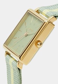 Rechteckige goldfarbene Uhr mit einem mintgrünen Zifferblatt, pinken Zeigern und einem Stoffarmband mit grünen und gelben Streifen.