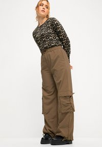 Studio Untold STRAIGHT WIDE LEGS TASCHEN SAUM-BINDEBAND - Cargobroek - taupe