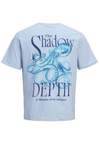 T-shirt bleu clair avec illustration bleue d'une pieuvre et texte "The Shadow Depth" et "A lifespan of an octopus" dans le dos.