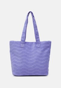 Sac cabas violet en tissu texturé avec un motif ondulé. Dispose de deux poignées solides et d'un design spacieux.