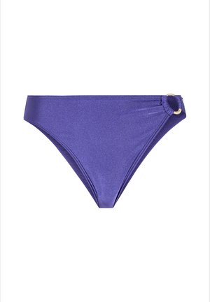Lilla bikini-bunn laget av skinnende materiale, med en samlet design på den ene siden og en gullring som pynt.