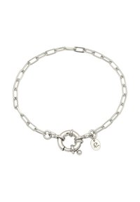 Silverfärgad länkarmband med avlånga kedjelänkar och ett runt lås. Inkluderar en liten hängande tag med en logodetalj.