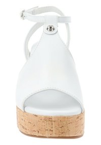 Weiße Ledersandale mit offenen Zehen und Knöchelriemen. Verfügt über eine Korkplattform. Silberne Hardware-Akzentuierung in der Nähe des Knöchelriemens.