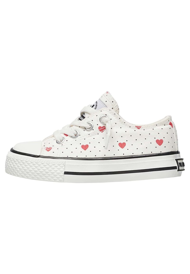 Sneakers in tela bianchi con pois neri e motivi a cuori rosse. Presentano una punta in gomma e una suola in gomma testurizzata con strisce nere.