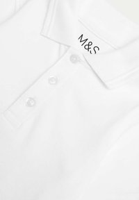Vit polo skjorta med tre knappar och vikbar krage som visar en del av M&S varumärkesetiketten.