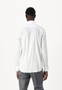 KARL LAGERFELD MODERN FIT - Formálna košeľa - white