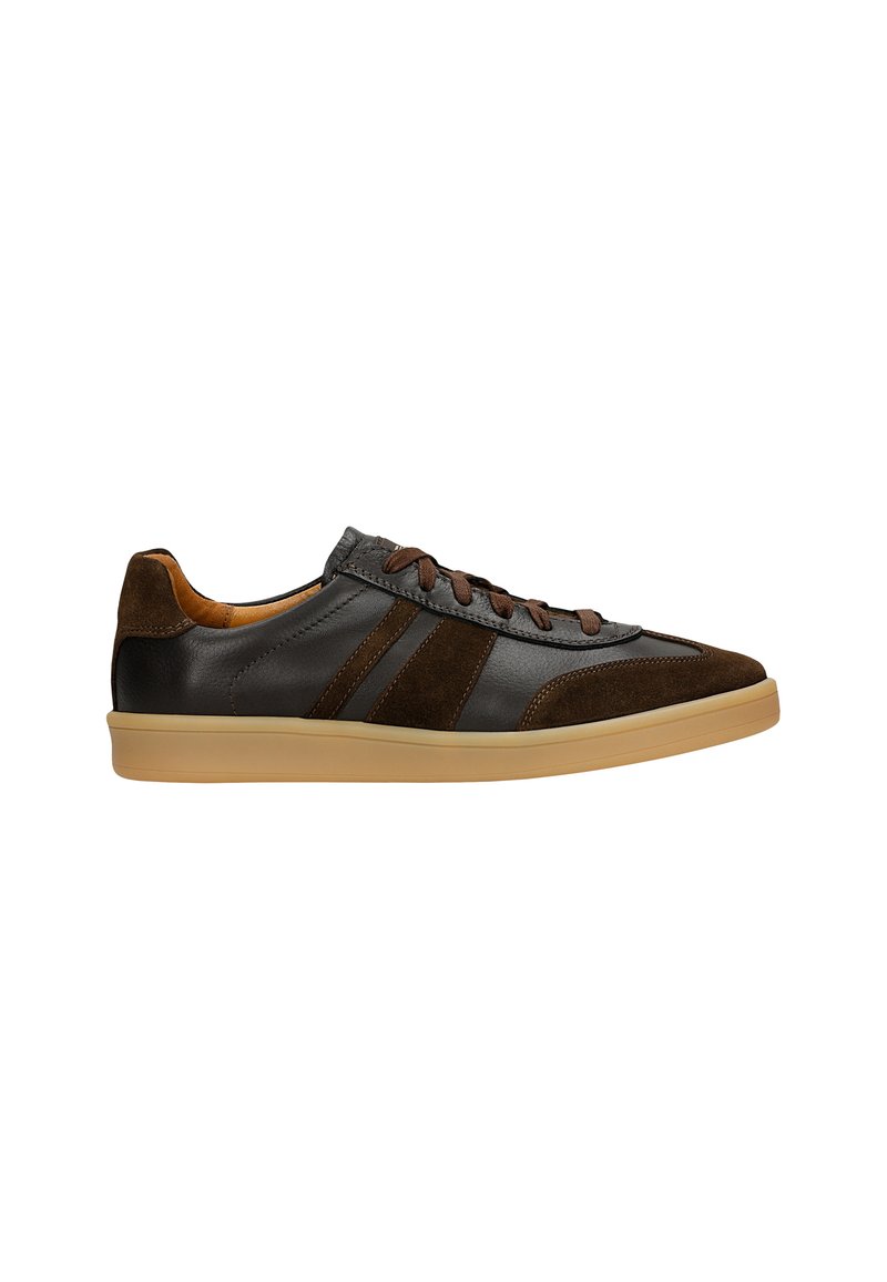 Leren en suède sneakers in donkergrijs en bruin met een lichtbruine zool, voorzien van bruine veters en gestreepte accenten aan de zijkanten.