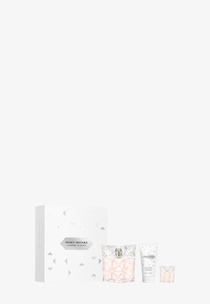 Issey Miyake Lumière d’Issey geur cadeau set met grote parfumfles, bodylotion tube, kleine parfumfles en witte decoratieve doos.