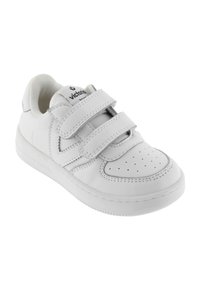 Zapatilla blanca de cuero con dos correas de Velcro ajustables, puntera perforada para transpirabilidad y suela de goma texturizada para mayor agarre.