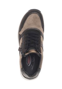 Sneaker in suede marrone con accenti neri, dotata di lacci e cerniera laterale, punta arrotondata e una soletta imbottita con un interno decorato.