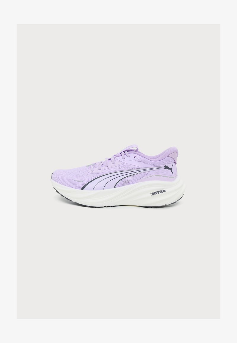 Μωβ αθλητικό παπούτσι Puma με μαύρο λογότυπο, παχιά λευκή σόλα με την ένδειξη Nitro και επάνω μέρος από δίχτυ για αναπνευσιμότητα, σε πλευρική όψη.