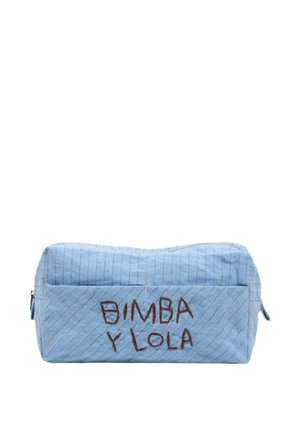 Bolsa de tela acolchada azul claro con bolsillo delantero, cierre de cremallera y "BIMBA Y LOLA" bordado con hilo oscuro en la parte delantera.