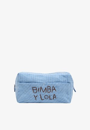 Bolsa de tela acolchada azul claro con bolsillo delantero, cierre de cremallera y "BIMBA Y LOLA" bordado con hilo oscuro en la parte delantera.