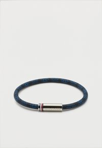 Μαύρο κυκλικό βραχιόλι με μπλε μοτίβο "H" και ασημένιο κούμπωμα χαραγμένο με τη λέξη "HILFIGER" και κόκκινες, λευκές και μπλε ρίγες.