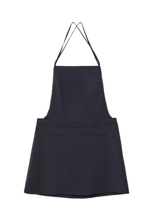 Črn predpasnik do kolen z ukrižanimi naramnicami okoli vratu in dvema sprednjima žepoma, zasnovan za kuharske ali ustvarjalne naloge.