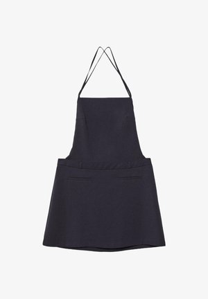 Črn predpasnik do kolen z ukrižanimi naramnicami okoli vratu in dvema sprednjima žepoma, zasnovan za kuharske ali ustvarjalne naloge.