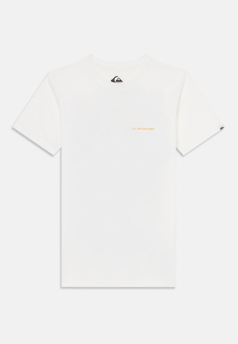 Balts kokvilnas T-krekls ar īsām piedurknēm, ar nelielu oranžu logo tekstu kreisajā krūtī un melnu birku labajā piedurknes pusē.