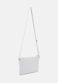 Lacoste FLAT CROSSOVER BAG - Borsa a tracolla - white
