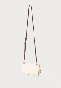 Borsa a tracolla bianca con motivo, texture liscia e tracolla in pelle marrone. Gli accessori in metallo dorato arricchiscono la zona della cerniera.